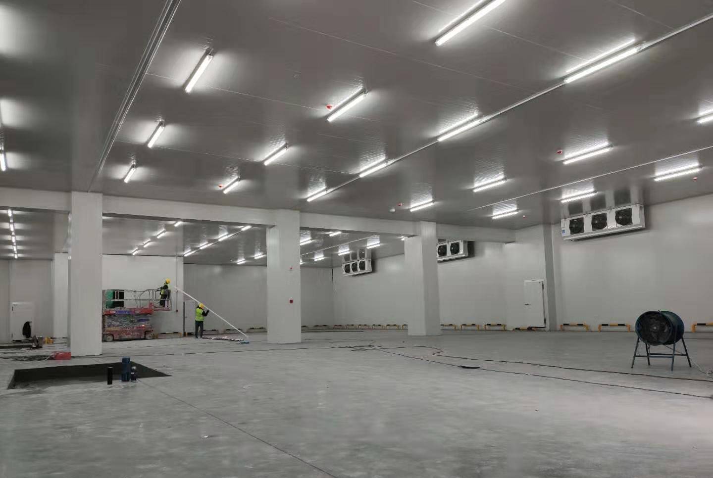 城市周邊建造一個(gè)8800平生鮮電商冷庫(kù)設(shè)計(jì)安裝費(fèi)用？